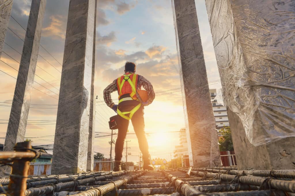 Construction,Worker,Wearing,Safety,Work,At,High,Uniform,On,Scaffolding